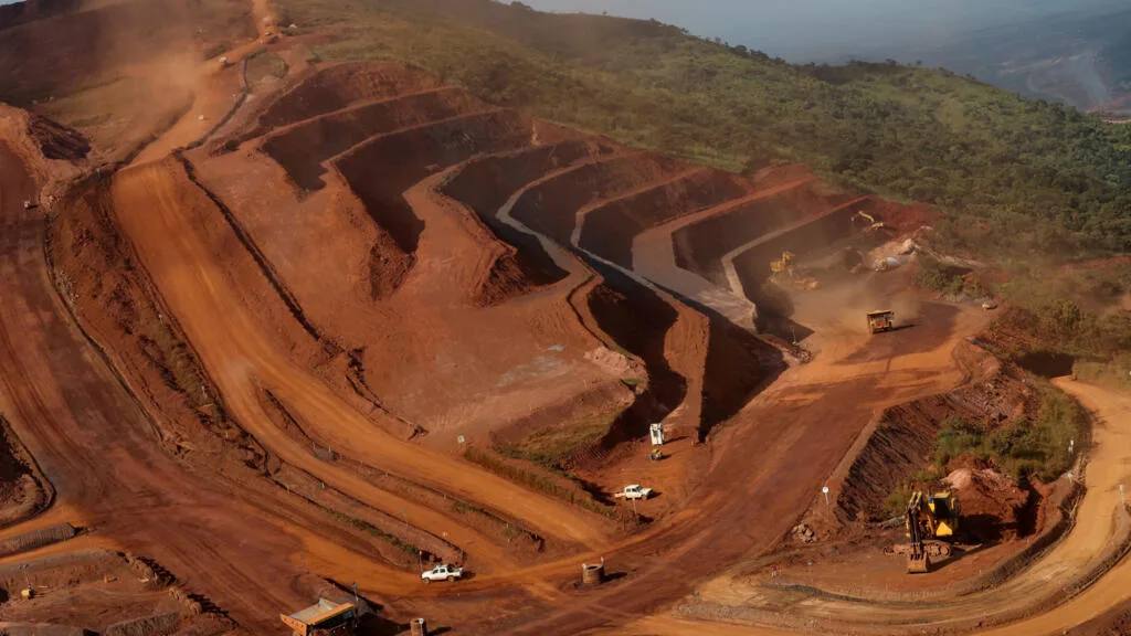 Guinea: Nimba Mining signs its agreement to take over the operation of the GAC bauxite mine.