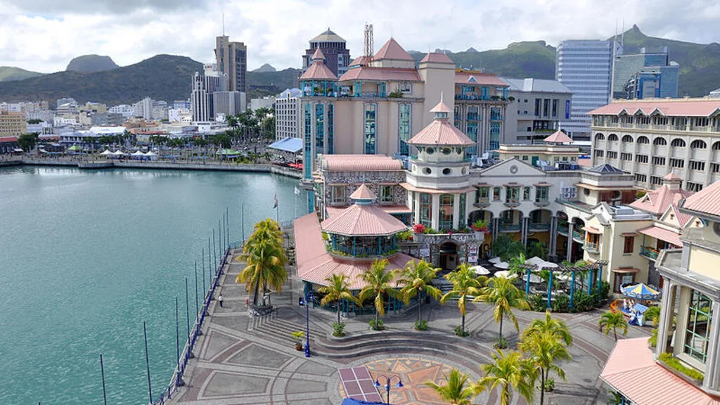 In Mauritius, 76% of young people aged 18 to 25 are considering emigration.