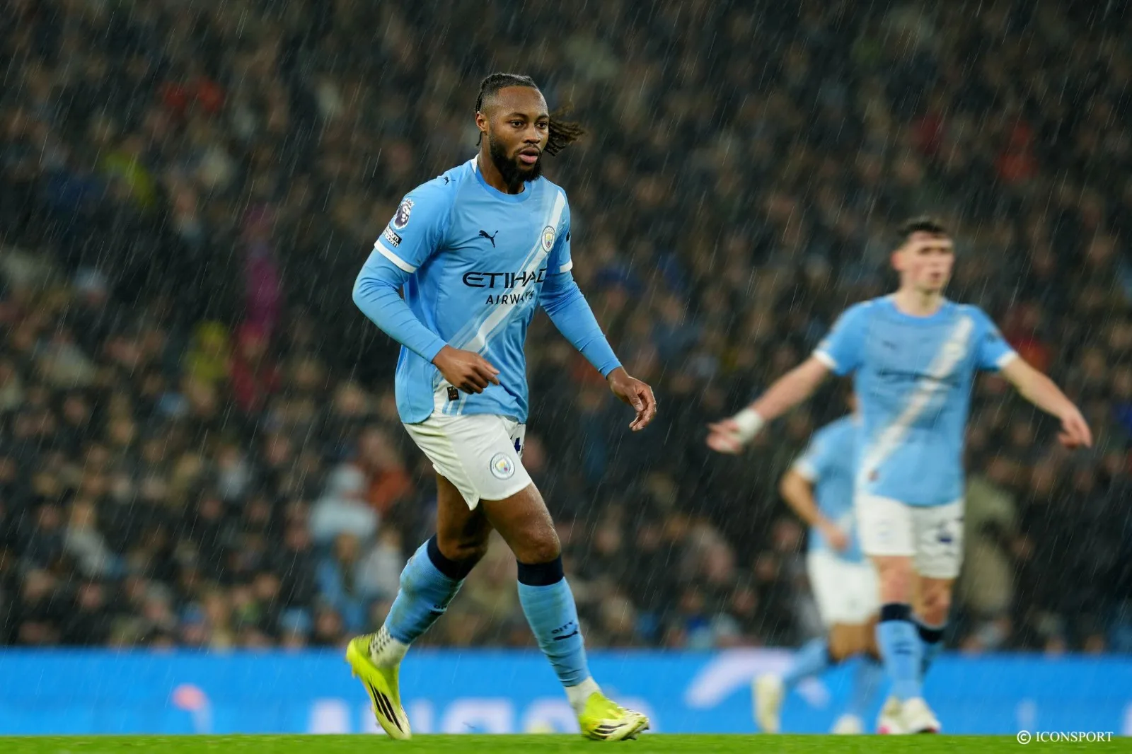 Manchester City beats Sunderland 5-3 to maintain perfect record