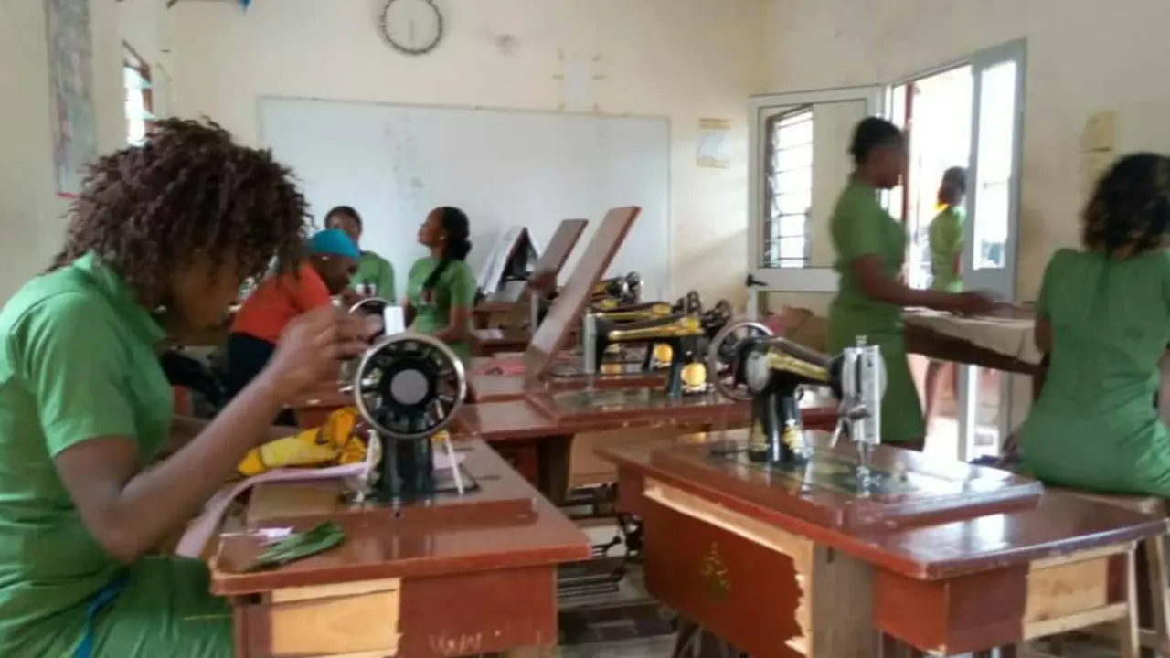 In Benin: 30 spots available to learn fashion, beauty, and batik