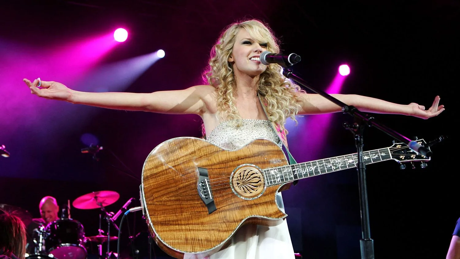 Taylor Swift confirms her return to the CMA Awards after ten years away