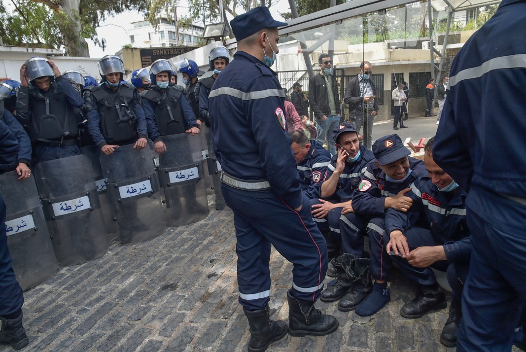 Algérie: plus de 200 pompiers lourdement sanctionnés pour avoir manifesté