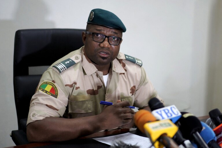 Le commandant Baba CissÃ©, conseiller spÃ©cial du vice-prÃ©sident, s'adresse Ã  la presse Ã  Bamako le 26 mai 2021, annonÃ§ant que le prÃ©sident et le Premier ministre du Mali seront progressivement libÃ©rÃ©s aprÃ¨s leur arrestation le 24 mai 2021 (Photo de Michele Cattani / AFP)