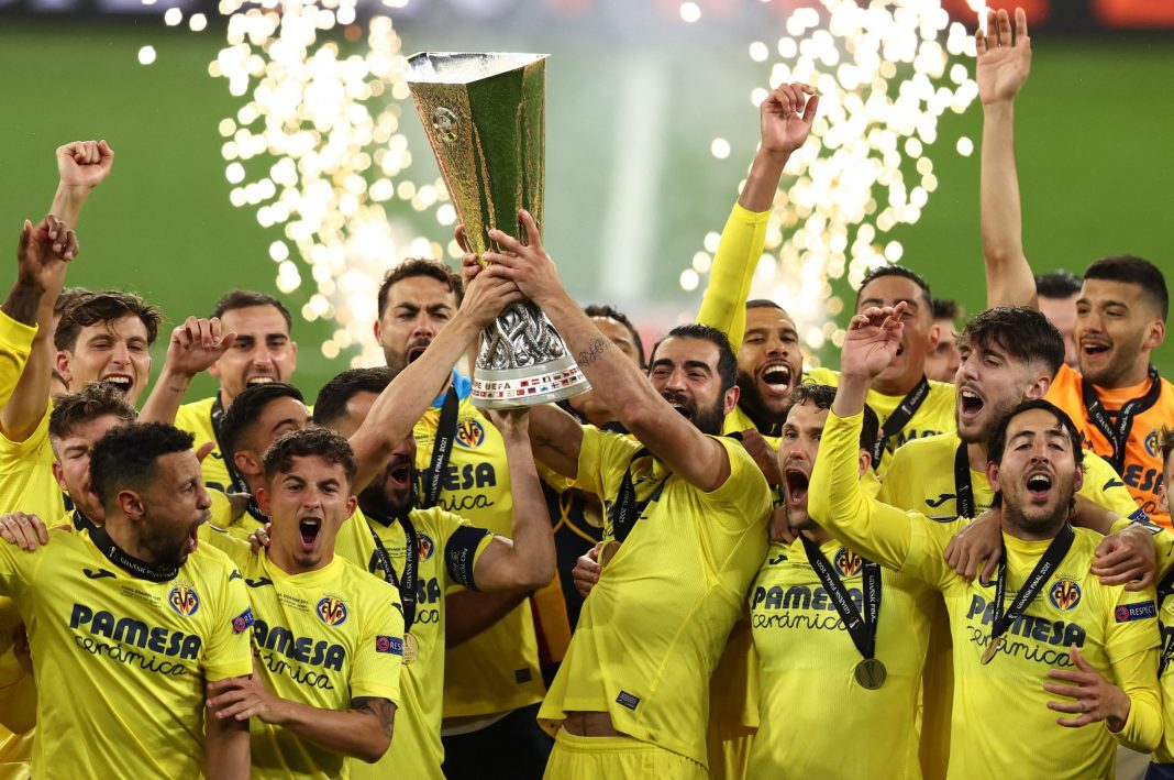 Les joueurs de Villarreal célèbrent avec le trophée après avoir remporté le match de football final de l'UEFA Europa League entre le Villarreal CF et Manchester United au stade de Gdansk à Gdansk le 26 mai 2021 (photo de MAJA HITIJ / POOL / AFP)