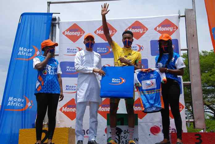 Le DG Moov Africa Omar Nahli remet le prix du vainqueur d'étape Daumont @FBC