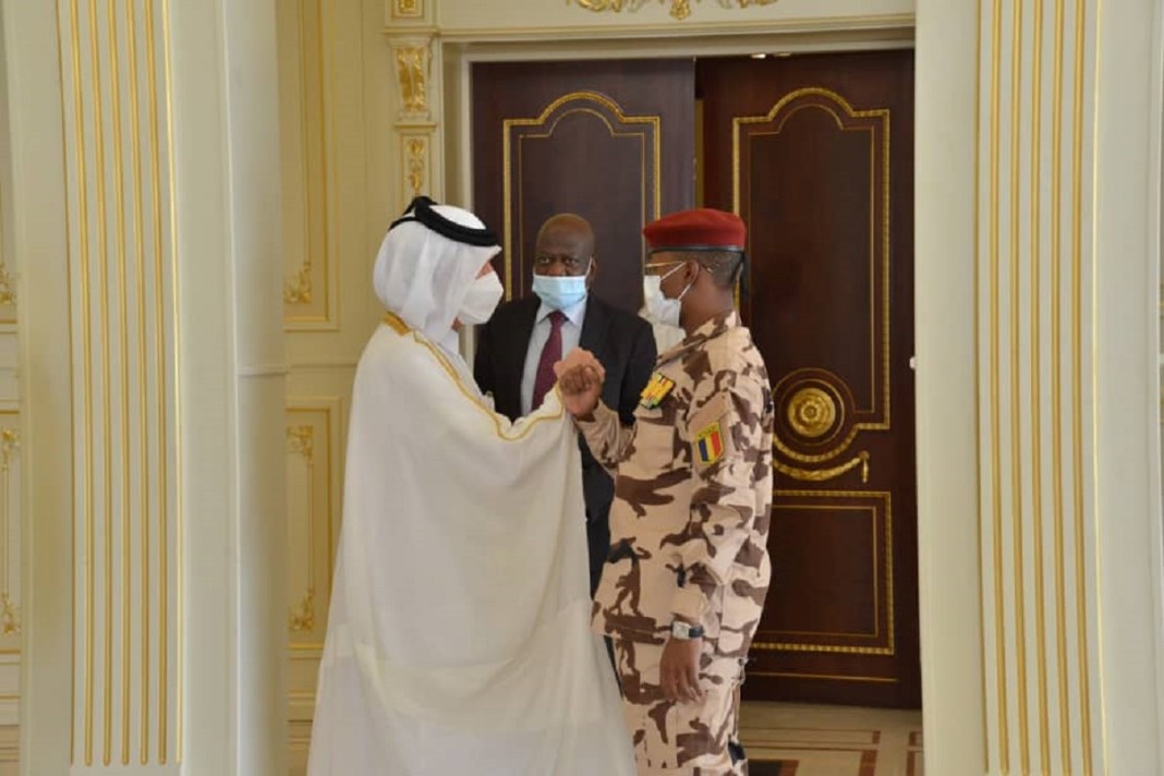 Le président du CMT Mahamat Idriss Deby et le chef de la diplomatie du Qatar Sultan Saad Khalaf Al Moraikhi