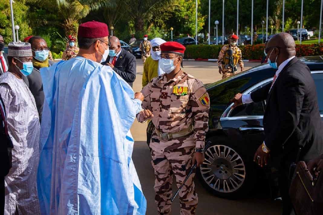 Le président du CMT Mahamat Idriss Deby et le président du Niger Mohamed Bazoum