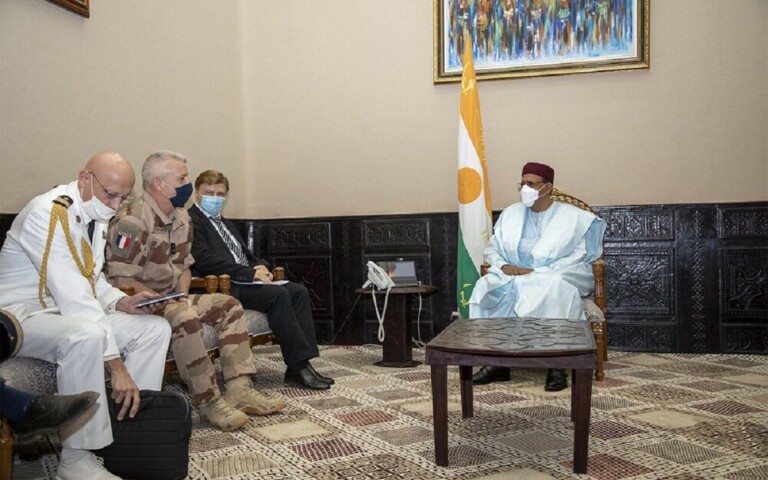 Le prÃ©sident du Niger et le chef de l'opÃ©ration Barkhane