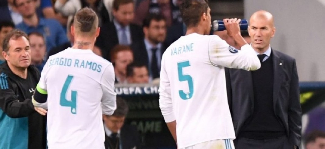 Zidane soutenu par ses joueurs après son départ du Real