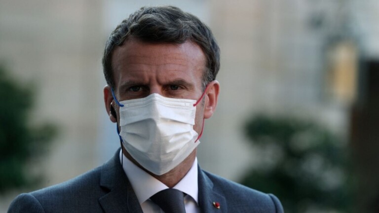 Emmanuel Macron, sur le parvis de l'Ã‰lysÃ©e le 1er juin 2021. (Photo by GEOFFROY VAN DER HASSELT / AFP)