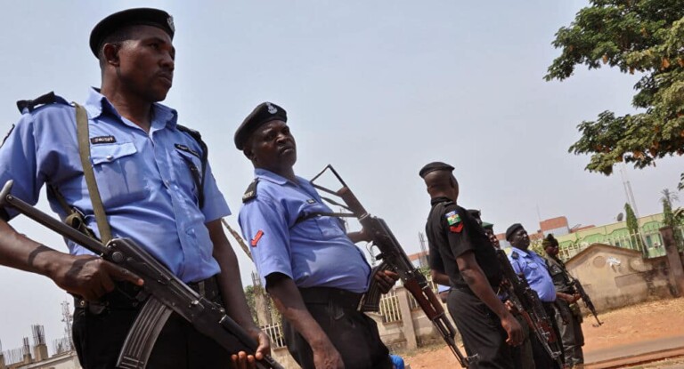 Des agents de police du NigÃ©ria encadrent une manifestation @Sputnik France