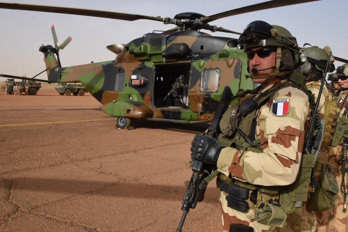 Soldat français de l’opération Barkhane monte la garde sur la base française près de la ville de Gao au Mali, le 2 janvier 2015. DOMINIQUE FAGET/AFP