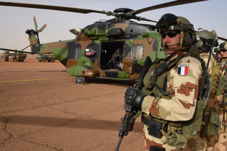 Soldat franÃ§ais de lâ€™opÃ©ration Barkhane monte la garde sur la base franÃ§aise prÃ¨s de la ville de Gao au Mali, le 2 janvier 2015. DOMINIQUE FAGET/AFP