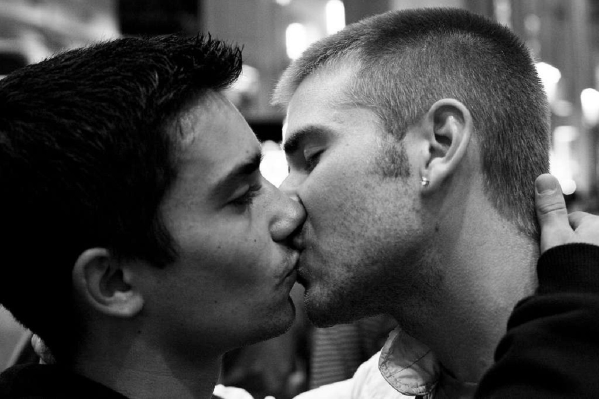 целовать парня гей фото 71