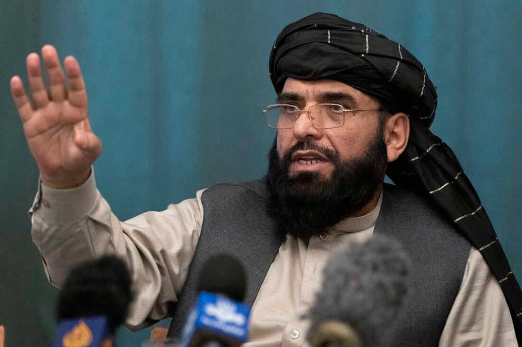 Suhail Shaheen, porte-parole des talibans afghans, s'exprime lors d'une conférence de presse à Moscou en mars 2021. Alexander Zemlianichenko/AP