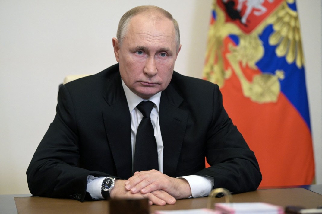 Vladimir Vladimirovitch Poutine, Officier du KGB, homme d'État russe. Président de la fédération de Russie (par intérim de 1999 à 2000, et de plein exercice de 2000 à 2008 et depuis 2012).