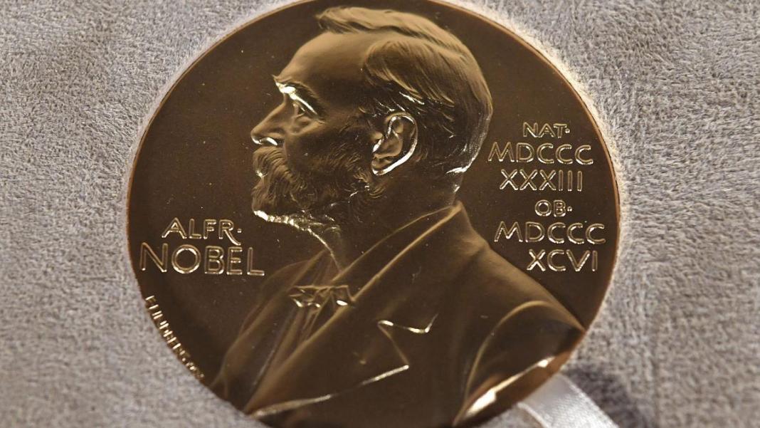 Archive : médaille remise aux lauréats du prix Nobel photographiée en décembre 2020 à New York