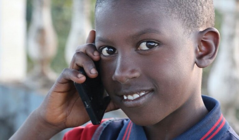 jeune-africain-tÃ©lÃ©phone-mobile-Afrique