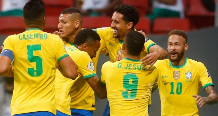 les joueurs du Brésil célébrant un but