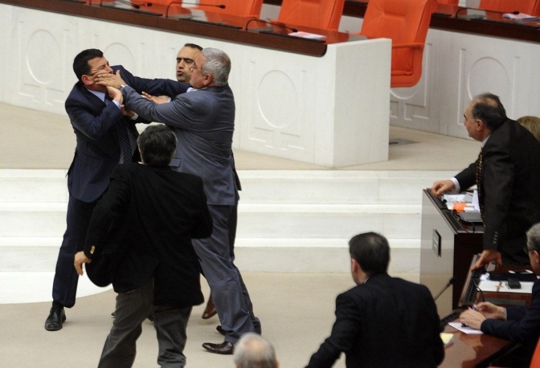 Une violente bagarre au Parlement turc