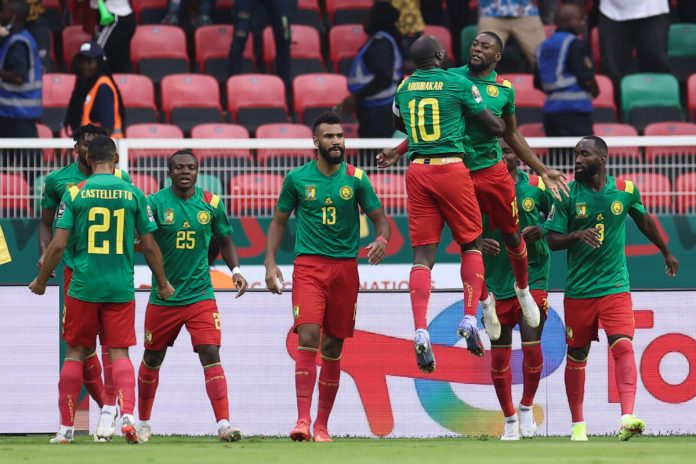 les joueurs Camerounais célèbrent un but contre l'Ethiopie lors de la CAN 2022