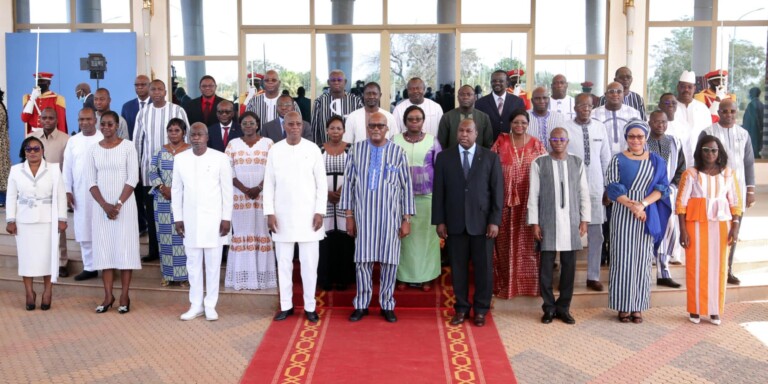 Des membres du gouvernement du Burkina Faso avec le prÃ©sident Roch Marc Christian (Janvier 2021 )