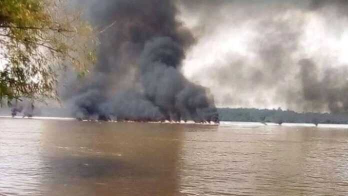 Incendie d'une embarcation, dimanche 27 fÃ©vrier 2022, sur le fleuve Congo