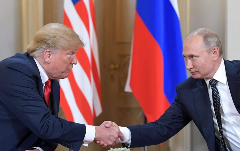 Donald Trump et Vladimir Poutine lors de leur rencontre au palais prÃ©sidentiel dâ€™Helsinki, en Finlande, le 16 juillet 2018. Compte Twitter du Kremlin.