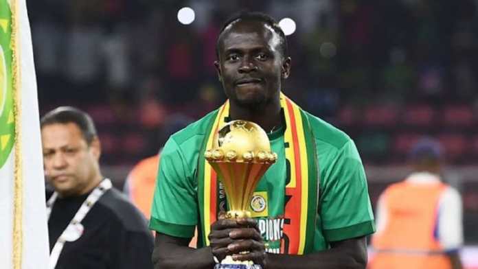 Sadio Mané avec le trophée de la CAN 2022