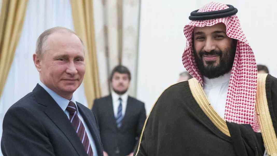 Le président de Russie Vladimir Poutine (à gauche) et le prince héritier d'Arabie saoudite Mohammed ben Salmane (à droite). (Pavel Golovkin/AP/Sipa