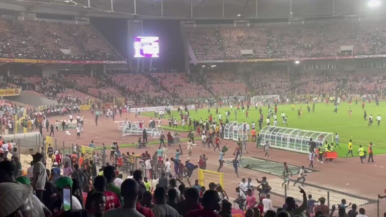 Les supporters des Super Eagles Ã©taient mÃ©contents aprÃ¨s leur match nul 1-1 contre les Black Stars au Moshood Abiola National Stadium.