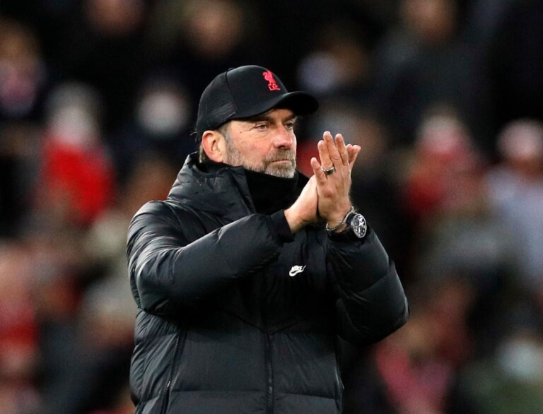 Jurgen Klopp, l'entraineur de Liverpool, applaudit