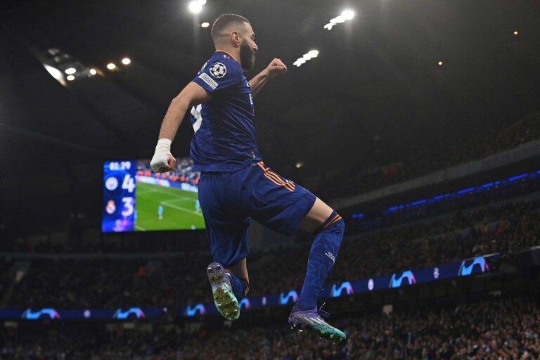 L'attaquant franÃ§ais du Real Madrid Karim Benzema aprÃ¨s avoir marquÃ© un coup de pied de pÃ©nalitÃ© et le troisiÃ¨me but de son Ã©quipe lors du match de football aller de la demi-finale de la Ligue des champions de l'UEFA entre Manchester City et le Real Madrid, au stade Etihad, Ã  Manchester, le 26 avril 2022.