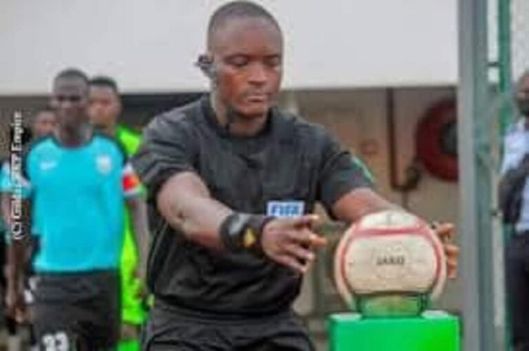 L'arbitre bÃ©ninois Louis Houngnandande lors d'un match