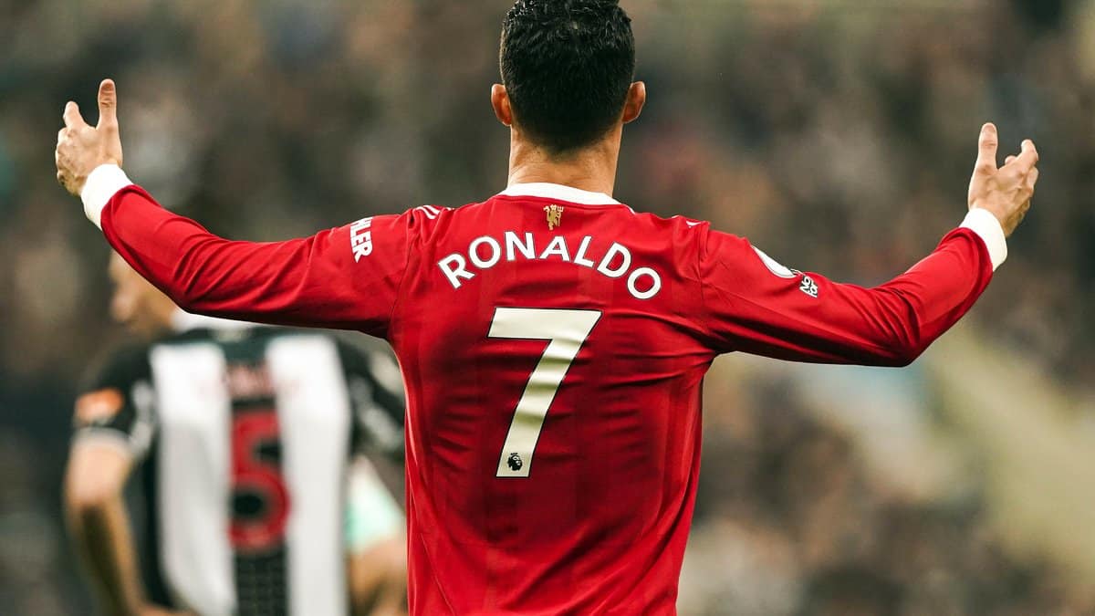 Football Angleterre - Ang : Casemiro retient Cristiano Ronaldo par le  maillot - Foot 01