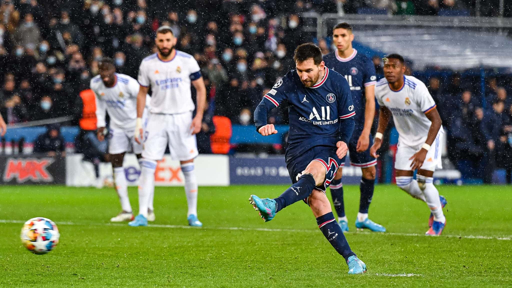 Lionel Messi rate un penalty lors du PSG vs Real Madrid en Ligue des champions