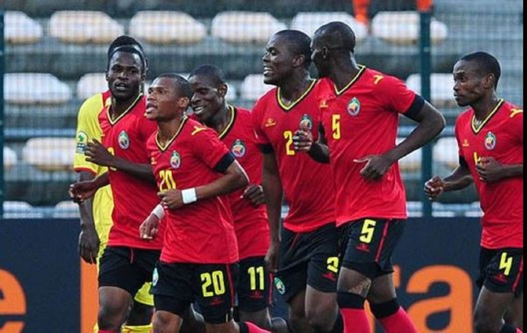 Des joueurs du Mozambique célèbrent leur but