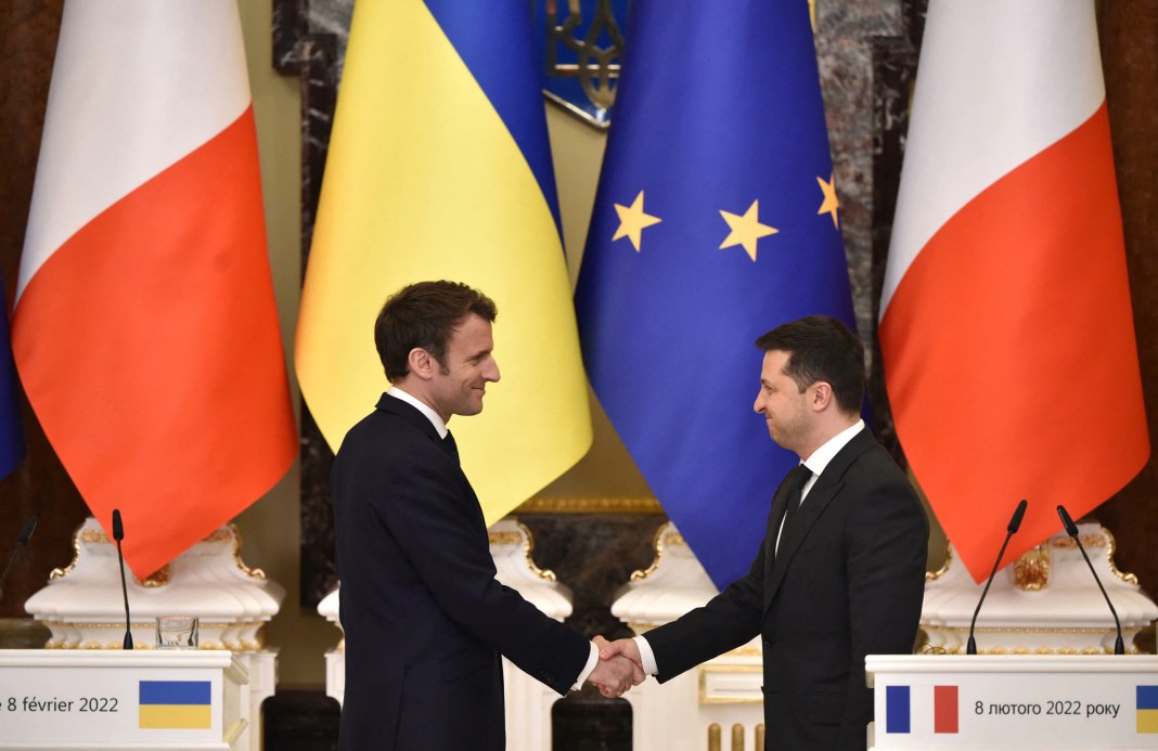 Le président français Emmanuel Macron et son homologue ukrainien Volodymyr Zelensky