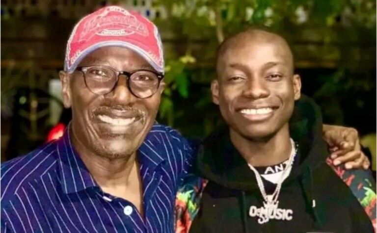 Alpha Blondy et Sidiki DiabatÃ© souriants