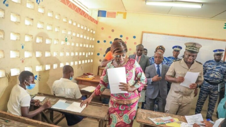 des candidats dans une salle de composition