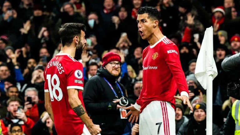 Bruno Fernandes et Cristiano Ronaldo cÃ©lÃ©brant un but avec le maillot de Manchester United