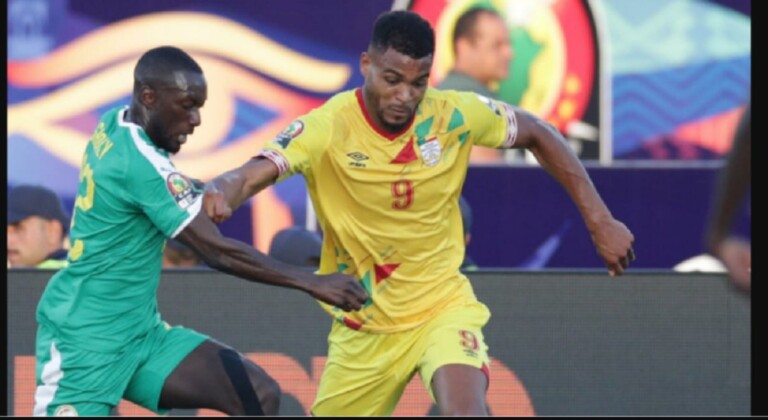 Le BÃ©ninois Steve MouniÃ© (Ã  droite) aux prises avec le SÃ©nÃ©galais Youssouf Sabaly, le 10 juillet 2019 au Caire, lors de la CAN 2019.