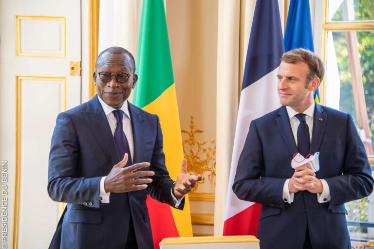 TÃªte-Ã -tÃªte entre Patrice Talon et Emmanuel Macron en prÃ©lude Ã  la signature de l'acte de transfert de propriÃ©tÃ© des 26 Å“uvres.