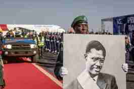Un convoi militaire transporte la dépouille de Patrice Lumumba dans les rues de Kinshasa ce 30 juin 2022 après un périple de 9 jours en RDC. AP Photo/Samy Ntumba Shambuyi