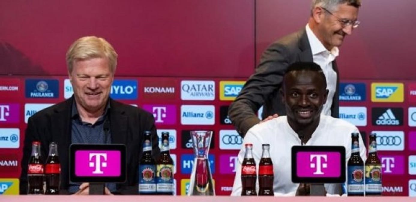 Sadio Mané et Oliver Kahn lors d'une conférence de presse dans les locaux du Bayern Munich
