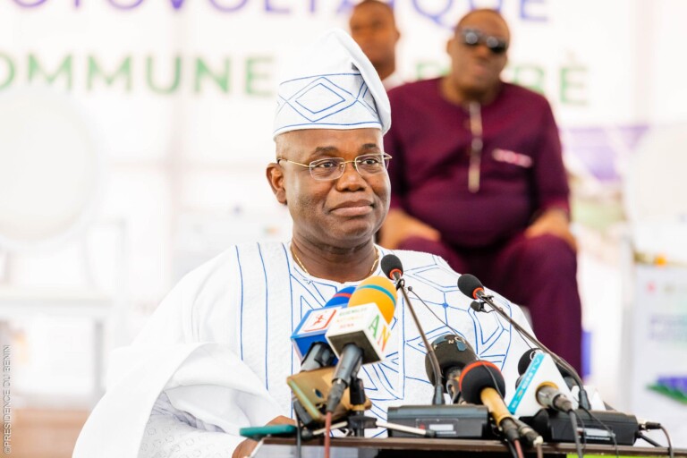 Le ministre de l'Ã©nergie Jean-Claude Houssou Ã  l'inauguration de la centrale solaire d'Illoulofin