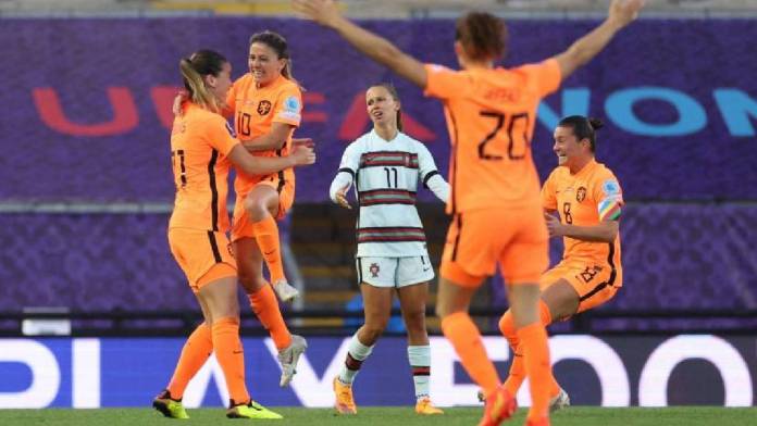 Les joueuses des Pays Bas célèbrent leur victoire contre le Portugal en phase de groupe de l'Euro féminin 2022