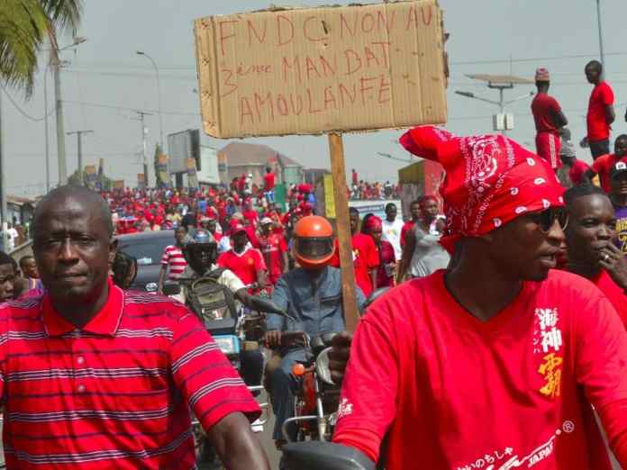 guinee manifestation fndc 0 696x522 - Guinée : Manifestation contre le Colonel Mamadi Doumbouya abattu à Conakry (photos)