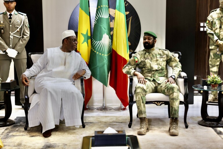 Le prÃ©sident sÃ©nÃ©galais Macky Sall et le PrÃ©sident de la Transition malienne, le Colonel Assimi GOÃTA. 15 aoÃ»t 2022.