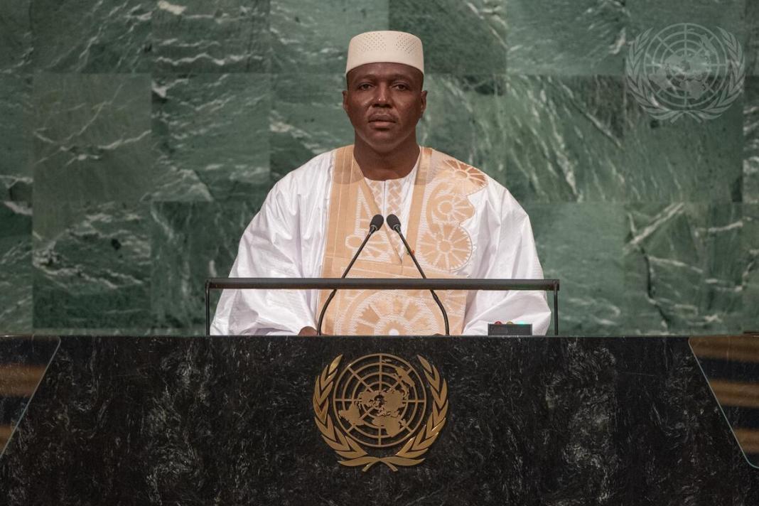 Le Premier ministre Malien par intérim, le colonel Abdoulaye Maïga à la tribune de la 77e session de l’Assemblée générale des Nations Unies au siège de l’ONU à New York, aux États-Unis.